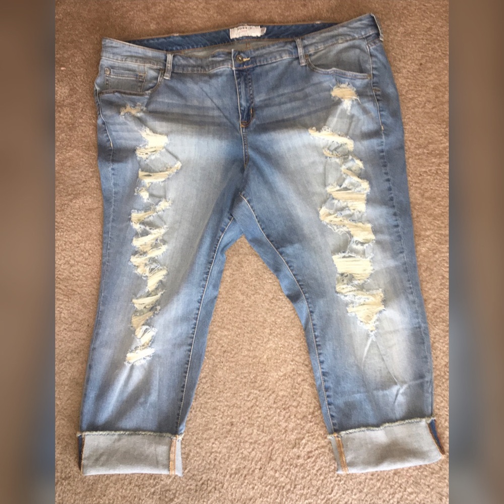 NWT❣️PRICE SLASHED❣️Distressed High-Waisted Jeans